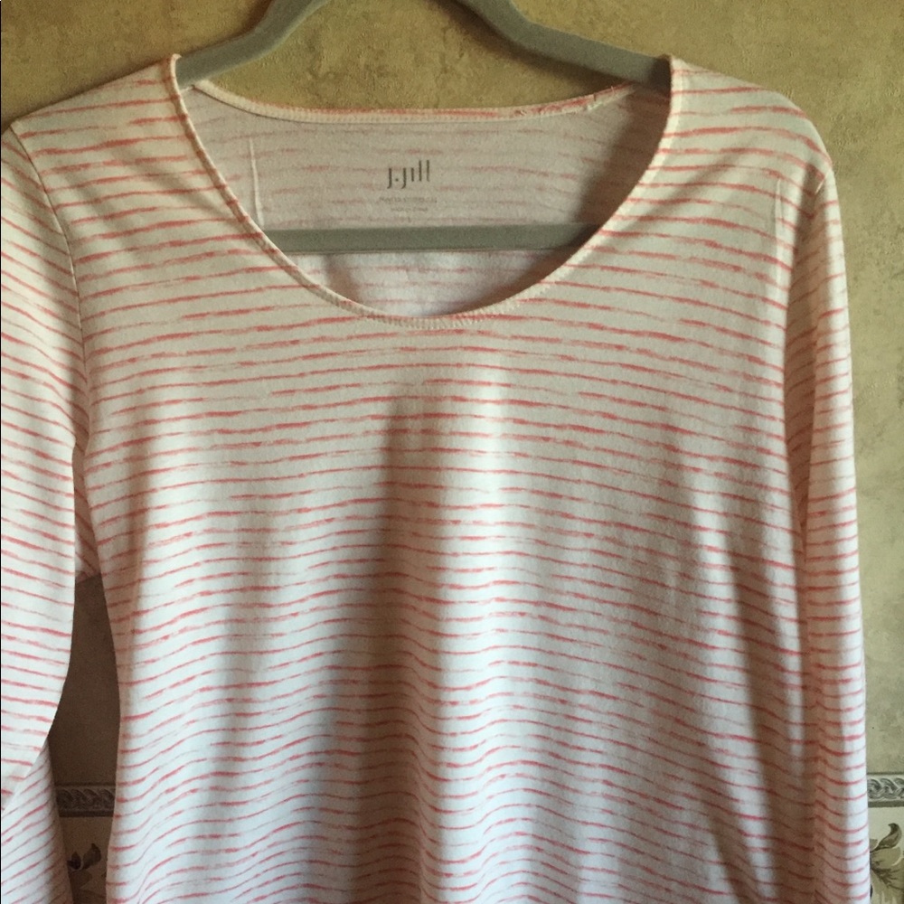 Women’s T-shirt.